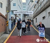[2025 수능] 수능 대박, 파이팅…수험생 격려하는 학부모·부산서여고 선생님
