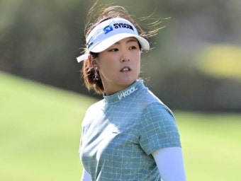 [LPGA] '작은 거인' 전지원, 홀인원 터트리며 깜짝 선두로