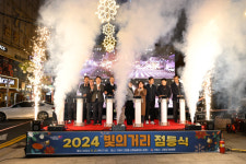 거제시, 고현사거리서 빛의 거리 점등식…다양한 조명장식 구성
