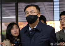 ‘아들 특혜 채용 의혹’ 김세환 전 선관위 사무총장 구속기로