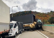 경주 문산터널 인근서 트럭·화물차 6중 추돌...7명 사상