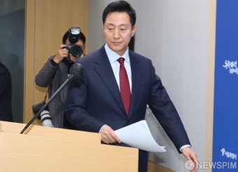 '명태균 여론 조작 사건' 관련 기자 회견장 입장하는 오세훈 서울시장