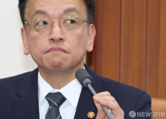 최상목 부총리, 비상계엄사태 후 경제관계장관회의 주재