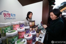 동행제품 구매하는 오영주 장관