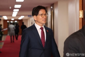 국무위원 간담회 참석하는   김문수 노동부 장관