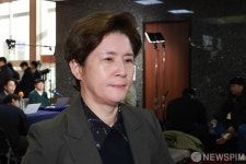 의원총회 향하는 강선영 국민의힘 의원