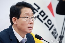브리핑하는 김상훈 정책위의장