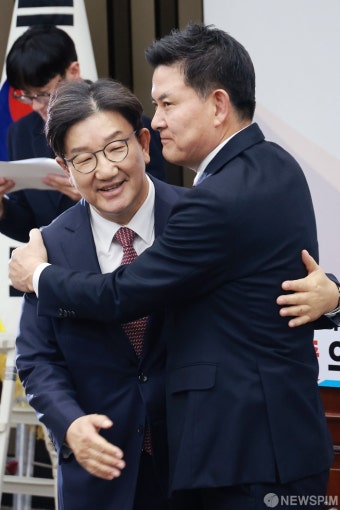 김태호 후보와 포옹하는 권성동 국민의힘 신임 원내대표