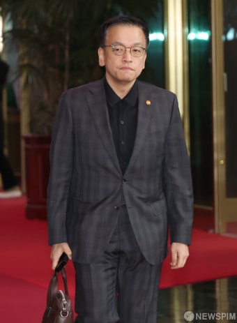 대통령 탄핵소추안 표결 D-1, 출근하는 최상목 부총리