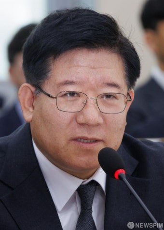 의원 질의 답변하는 이호영 직무대행