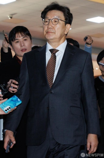 굳은 표정의 권성동 원내대표