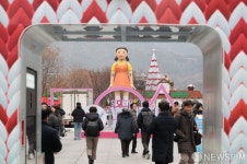 광화문광장에 등장한 오징어게임 영희