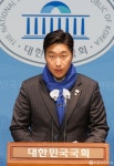 기자회견하는 김용만 더불어민주당 의원