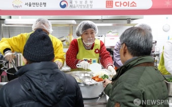 점심 배식하는 강정애 장관