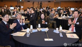 박수 보내는 2024 가족친화 인증서 및 정부 포상 수여식 참석자들