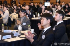 박수치는  2024 가족친화 인증서 및 정부 포상 수여식 참석자들