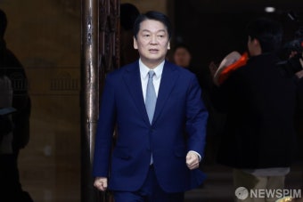 의원총회 참석하는 안철수 국민의힘 의원