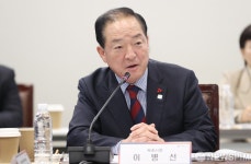 인사말하는 이병선 속초시장