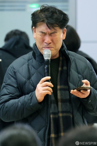 울음 참는 박한신 유가족협의회 대표