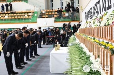 [포토]고기동 장관 대행, 제주항공 사고 희생자 합동분향소 조문
