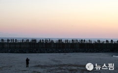 울진 봉평리 방파제 을사년 장엄을 기다리는 해돋이 인파들