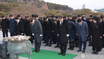 현충탑 묵념하는  우원식 국회의장
