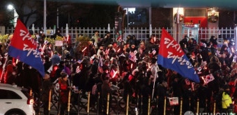 탄핵 반대 외치는 윤 대통령 지지자들