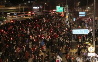 밤에도 집회하는 윤석열 체포반대 지지자들