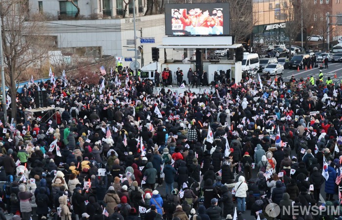 윤석열 대통령, 구치소 출소 후 52일 만에 한남동 관저로 복귀, 지지자들과 감사 인사 공유