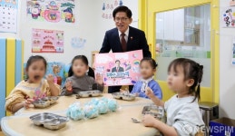어린이집 아이들 손편지 들고 기념촬영하는 김문수 장관