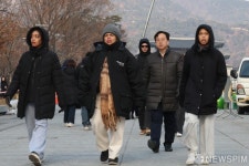 추위속 광화문광장 즐기는 관광객들