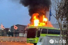 화성서 운행 중 관광버스 화재...탑승객 29명 대피·인명피해 없어