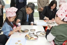 어린이들과 요리실습하는 이주호 부총리