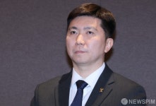 취재진 질문 경청하는 유승민 제42대 대한체육회장 당선인