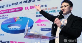2025년 예산 편성 설명하는 오언석 도봉구청장