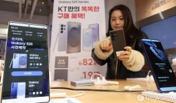 KT플라자에 진열된 갤럭시 S25