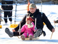 얼음썰매 즐기는 평창의 부녀