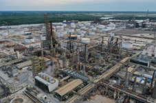 [관세 전쟁] 트럼프 덕에 유럽‧아시아 정유업체 어부지리