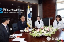 [포토]고기동 장관 직무대행, 광주 과학수사연구소 방문...현장 관계자 격려