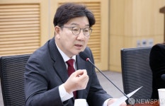 발언하는 권성동 원내대표