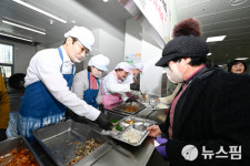 최경식 남원시장, 노인복지관 배식 봉사...어르신들과 소통