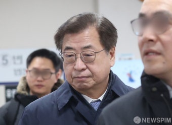 ‘탈북어민 강제 북송’ 서훈 전 국가정보원장 1심 선고 출석