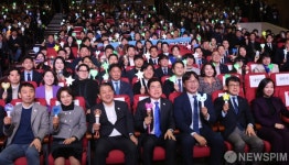 응원봉 등장한 국회 의원회관 대회의실
