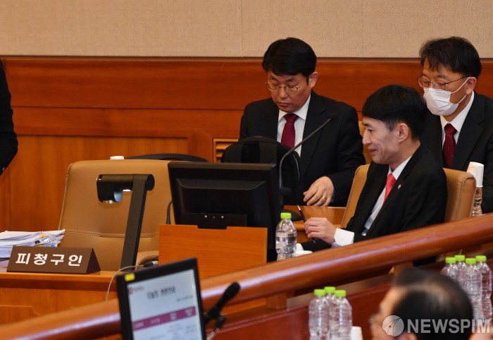 윤석열 전 대통령, 내란 우두머리 혐의 피고인석에 앉아 처음으로 공개되다