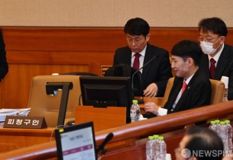 탄핵심판 마지막 변론 시작 기다리는 윤석열 대통령측 변호인들