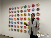 도넛 작가 김재용 작품에 자화상 투영…학고재서 세 번째 전시
