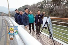 정현섭 진해구청장, 신이천 데크로드 정비공사 현장 점검