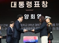 故 양회영 유족에게 대통령표창 전달하는 최상목 권한대행
