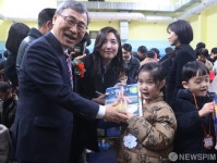 아현초  입학 축하하는  정근식 서울시 교육감