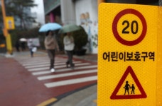 어린이보호구역 신호기 없는 횡단보도 앞일시정지없었다. 93.5% 안지켜
